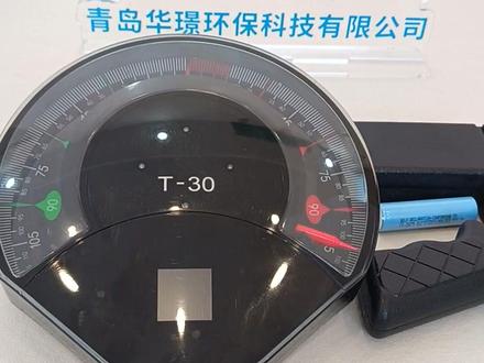 便携式远距离烟花爆竹探测仪特点 1. 超远探测范围,覆盖多维度场景
突破传统检测设备“厘米级”探测局限,在空旷地带水平探测距离可达5-300米,无障碍条件下最远可至1300米;水上探测距离约30米,地下探测深度达10米,建筑物内穿透探测距离可达200米。搜索50米×50米区域仅需几分钟,较传统人工排查效率提升90%以上,大幅节省人力成本。
2. 全品类精准识别,误报率极低
3. 强悍环境适应,全天候稳定运行
通过严苛环境适应性测试,工作温度覆盖-30℃至+55℃,可在高温酷暑、严寒冰冻、暴雨沙尘等恶劣天气下正常作业。设备不受金属、液体、墙体、集装箱等障碍物影响,即使目标藏匿于汽车后备箱、货运集装箱、建筑物夹层中,仍能精准捕捉信号。
4. 便携智能操作,新手快速上手#烟花爆竹探测仪 #便携式烟花爆竹探测器 #便携式远距离烟花爆竹探测仪