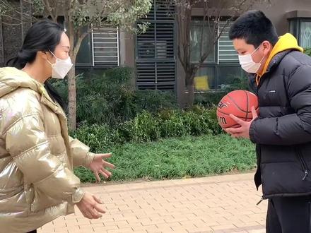 #关爱智障儿童 #支持抖音传播正能量 #传递正能量 #关爱自闭症孩子 带两个孩子下楼运动一下,今天有点冷,下雪了,家人们一定要看到最后。@自闭症单亲妈妈娜娜(翔翔和嘉嘉) @少锋 (754 大爱无疆) @布丁朵儿