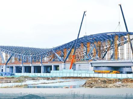 马鞍山征集马鞍山城市轨道交通Logo
🏢 2021年11月,马鞍山市楚江城际轨道交通有限公司成立,楚江轨道自身的Logo目前主要用于施工围挡、车辆段等场景,此前有许多地铁爱好者网友猜测该Logo将来会用于车站、车辆的装饰,作为一定意义上的“马鞍山地铁”Logo使用。
📍 2024年4月,地铁爱好者网友“坐在有LCD的宁滁上”表示:“挂两个Logo是不可能了,我问过南京地铁,S2宁马线、S5宁扬线这几条线路(S4宁滁线除外)全部由南京地铁运营。”这时许多网友又猜测,S2马鞍山境内车站也将会使用南京地铁的梅花标志。
✏️ 2025年3月9日,马鞍山市住房和城乡建设局、安徽江东交通T资有限责任公司联合发起马鞍山轨道交通Logo征集活动,此次征集要求融合马鞍山当地文化特色(如李白、采石矶、钢铁产业等),投稿已于3月31日截止,目前处于评审阶段,结果尚未公布。
🧩 此次征集的Logo面向的是马鞍山市轨道交通整体品牌,涵盖宁马城际铁路(南京地铁S2号线)、未来其他线路及衍生产业(如宣传物料、数字化平台等),需更广泛的应用适配性 。
⏳ 据2025年4月1日“萝铁杂谈”消息,南京地铁S2号线(宁马线)马鞍山段预计将于2025年建成完工,南京段预计将于2026年建成完工。
📸 图:马鞍山市W宣传部、马鞍山广播电视台
📰 文:下关往事-衔枚、坐在有LCD的宁滁上、萝铁杂谈
#南京 #马鞍山 #宁马城际 #南京地铁 #地铁