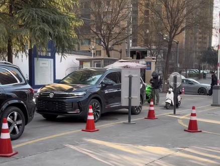 异地车牌转籍流程:
交管app预约———西安交警机动车预约小程序选择“转入申请”(微信)(身份证、行驶证、登记本)———现场查验(需三脚架)———拆牌———注册———线下选号(可先尝试线上选)———缴费———交旧牌领新牌。全程2小时左右。#异地转籍上牌流程 #车牌选号