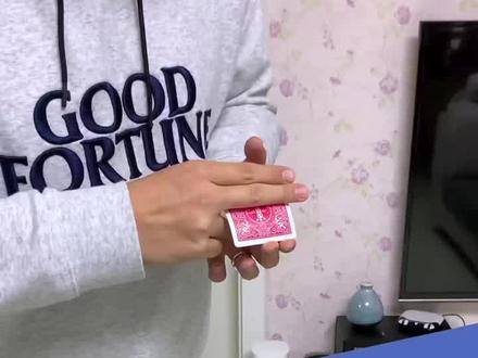 不需要制作道具就能让一张牌消失,人人都能学会的小魔术@抖音小助手