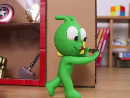 粘土动画:皮皮无意打开超级英雄橱窗,美国队长套装太帅了! #粘土动画 #定格动漫