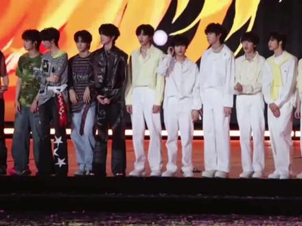 冲上去波比跳,两个人就这样胡闹#张函瑞 #陈浚铭 #tf家族四代 #新年音乐会 cr🧣家有嬷女