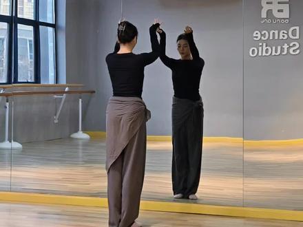 春晚《喜雨》慢速镜面保姆级教学来咯~ 多练练就能跟上音乐🎶加油加油加油!#喜雨舞蹈教学 #成人舞蹈教学 #不知道喜雨的舞姿很曼妙