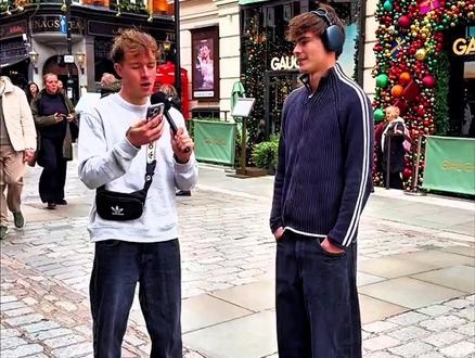 现在哪个国家的官方英文名称最长呢? 🇨🇳 中文官方国名最长
利比亚国名(2011年前卡扎菲时期)
中文官方全称:大阿拉伯利比亚人民社会主义民众国, 👉 18字(中文最长)
现已不使用,但曾是世界上最长的中文国名。
🇬🇧 英文官方国名最长(现行)
United Kingdom of Great Britain and Northern Ireland,👉 共 49 字符(含空格)
🇬🇧 英帝国时期某阶段使用于条约中
The United Kingdom of Great Britain and Ireland and the British Dominions Beyond the Seas,超过 70+ 字符