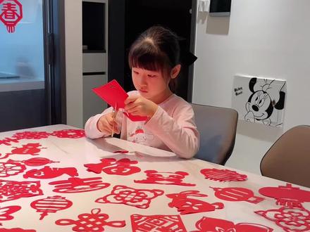 放假在家和孩子一起来剪窗花吧,锻炼孩子动手能力,贴家里也很有年味,比看电视玩手机有意义多了#手工diy #剪窗花 #儿童剪纸 #新年窗花 #儿童窗花剪纸