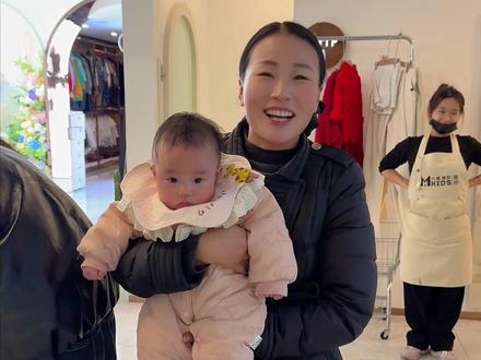 我们77百天的照片安排上了,兄妹两个还拍了合影,妈妈用镜头记录你们成长的点点滴滴,希望你们平安健康的长大!#家有萌娃 #百天照 #生活vlong