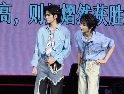 演唱会3月2日(互动环节12)
还有一个细节没有标出来,但视频里,就是云旗在没有拿婚纱之前,就提前把别婚纱的卡子选好了