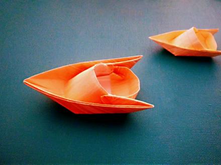 很酷的快艇小船折纸教程,步骤其实很简单,小朋友看到会很喜欢