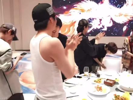 OMG丁程𠓾在时代峰年会加注66666红包🧧!#丁程鑫 #时代峰峻 #年会