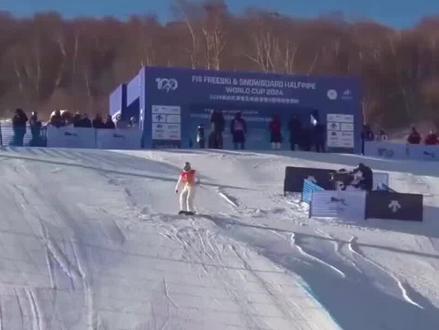 🌨️ 谷爱凌U型场地决赛突发推迟,赛事安排暗藏变量 ⏳ 天气、赛道或策略调整,竞技体育总在不确定中寻找平衡。