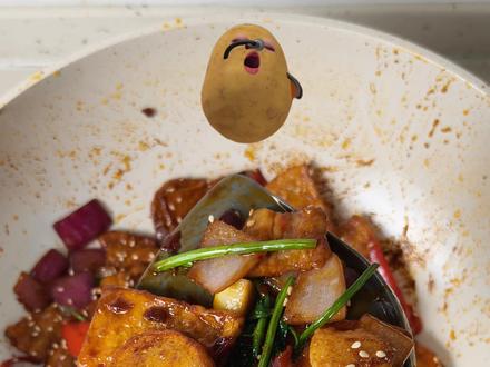 #好好吃饭大赛外焦里糯超下饭的干锅土豆片!!好好吃饭就是好好生活!#鲜活美食家 #青年创作者成长计划 #妈呀太香了 #大耳朵图图
做法参考:@村驴
①中等/中大个头土豆2-3个去皮后大概一斤500g左右,切成平整均匀的厚片,不油炸而是油煎的话两头就不要了
②水里放盐一小勺,水开下入土豆焯烫90秒,时间到土豆微微透明捞出过凉水冷却
③沥掉水分后倒入适量玉米淀粉抓匀,每片土豆上都有一层薄薄的淀粉就行
④平底锅多来点油,下土豆中小火煎,煎到两面金黄夹出控油
(我分了两锅煎,有条件的话油炸更快更均匀)
⑤油热下五花肉片适量60g中火煸炒,炒到表面微焦,转小火下入豆瓣酱1勺18g炒香炒出红油
⑥下入配菜转中小火炒香,再下土豆翻炒均匀
青红辣椒各2根20g斜切段
洋葱半个100g切块
大蒜7瓣21g对半切
⑦下入调料和香菜段翻炒均匀,出锅前撒适量孜然粉和熟白芝麻即可
生抽1勺半15g
蚝油1勺15g
味精1小勺1g
糖2小勺2g
香菜段1簇10g
孜然粉、芝麻适量
根据豆瓣酱咸度调整生抽用量