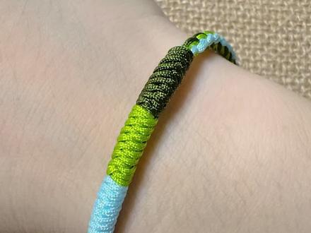 没事儿就来星月汇坊吧,蓝星湖手绳教程来咯 “星光在山谷中流淌,绵延无尽的森林中,一座古老而又神秘的白色小教堂高耸着,遗世而独立。远处,湖、山、天融为一体”。我在冥想的时候,常常就会想到黑塞在《克林索尔的最后的夏天》描述的这样的画面,“河流的声音告诉我,生命是流动的,而不是静止的”,那如梦如幻的蓝色湖泊,静谧而深邃,湖的周围被绿色的森林覆盖,此刻间,连微风都夹杂着湖水的潮湿,所有的烦恼都烟消云散了,你被眼前的这一副美景所治愈了,这至纯至净的能量,就藏在自然万物里,戴上这款蓝星湖手绳,感受来自大自然带给你的精神力量,一草一木皆是滋养,一山一水皆是疗愈。这款手绳还融入了包芯金刚结,四股辫,八股辫,为的就是编织出大自然的瑰丽景象,如果你在工位上忙着赶路,忘记了看身边的风景,没关系,戴上我为你编织的蓝星湖手绳,治愈的风景就在你的心里,“Listen to the serene nature。”这里是星月汇坊,你的手绳好搭子,蓝星湖手绳来自大自然的能量场,赶走你所有的疲惫与焦虑,喜欢这个教程的宝宝一定要收藏起来哦⭐。
#手工diy #蓝星湖手绳 #星月汇坊 #星月汇坊蓝星湖手绳教程 #湖泊手绳教程