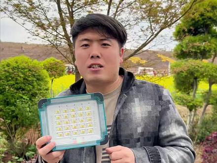 太阳能爆亮投光灯 太阳能爆亮投光灯,66颗加大爆亮灯珠,5种灯光模式调节,防雨防水,太阳能充电线两种充电方式,能当充电宝#灯火小院 #太阳能灯