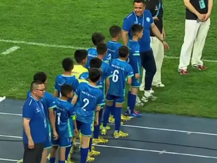 莎车县5:0伊宁县 莎车县获全国冠军 抖音足球少年行 2026年县域青少年足球邀请赛U12组
4月18日北京时间19点30分,两支来自新疆的球队,莎车县VS伊宁县,在国家奥体中心迎来巅峰对决,展开冠亚军的最终角逐,莎车县5:0伊宁县,莎车县斩获抖音足球少年行2026年县域青少年足球邀请赛U12组的全国冠军。#青少年足球#足球#冠军#梦想#奋斗