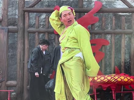 老嫂子和团队大年初一来山东水泊梁山拉!#万岁山武侠城 #万岁山老嫂子 #老嫂子欢乐大舞台 #来万岁山武侠城看斗舞了 #万岁山斗舞还是太有节目了