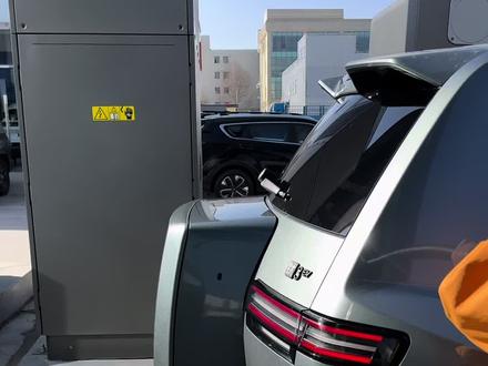 谁家新能源车还能这样充电,第一次体验兆瓦闪充激动的我已经无法用词语来表达了,大家看视频,太高科技了怎么做到的#比亚迪发布二代刀片及闪充 #313方程豹钛3闪充版上市 #豹变出行钛3登场 #汽车知识分享 #兆瓦闪充