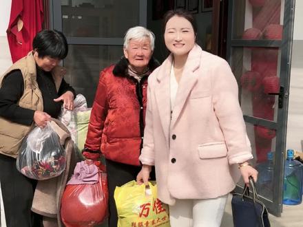 年纪大了,在哪里也不能待时间长了,婆婆把她送回家了。这个血橙还有最后几十单,有想吃的去拍吧,一箱九斤。