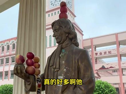 高考前夕 牛顿雕像上放满了苹果 #高考 #热点