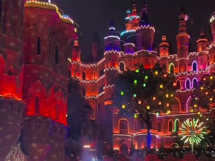 重庆大渡口夜花园——跨年氛围感天花板!千盏灯点亮夜空,也点亮新年的祈愿。光影交错,歌舞环绕,仿佛闯进童话里的梦幻乐园。人潮火热,灯火璀璨,每一次抬头都是浪漫定格。导航址地址:大渡口区凤祥路123号。公交:轻轨2号线天堂堡站1号出口下,沿电梯下底层的右边有一个华生园梦幻不夜城的路标沿小路走进去不超过十分钟就到了;自驾停车便利。夜场亮点,下午抵达,先逛城堡拍公主照,傍晚看灯光秀和打铁花,箐火晚会。跨年预售活动使用日期:12月31日一1月3日;新春预售活动使用日期:2026年1月31日~3月8日跨年活动日期:#趣探大渡口 #大渡口#华生园金色蛋糕梦幻王国 #抖音小助手dou上热门 #心动乐园