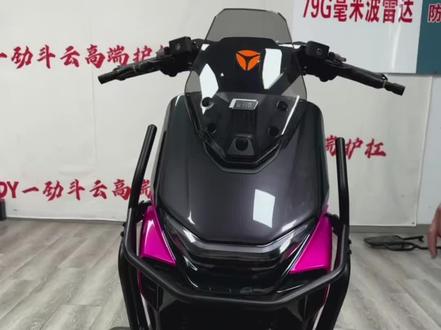 #摩托车改装## 雅迪白鲨二代一M电摩款护杠,好产品就是把护杠应有保护作用发挥到极限哦!不是所有的护杠都可以硬邦邦。