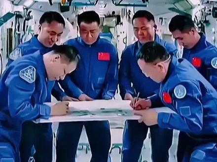 现在全网都在聊神舟二十三号的发射时间,不过我发现好多人没留意到这次任务里藏着两个能改写中国载人航天历史的“首次”✨
一个是天宫要迎来第一位香港航天员,另一个是要启动首次一年期的太空驻留试验。从维多利亚港到中国空间站,这条圆梦的路,他们走了整整两年啊。
#神舟二十三号 #2026中国航天更精彩 #神舟二十三号发射 #香港航天员 #中国载人航天