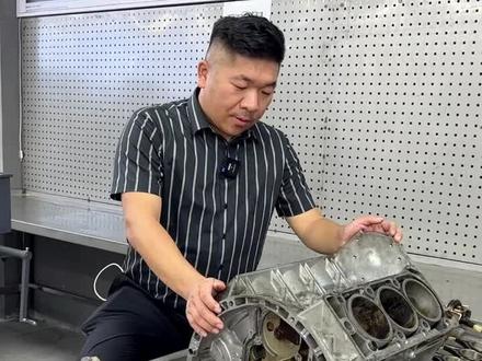 对于修发动机。镗缸技术很重要。再厉害的师傅。镗缸做的不好。你也修不好一台发动机。这台M272发动机修完跑完了几千公里。又要开到我这里来重复做大修。我们来看看什么原因导致了又要重新修一次。分享维修经验。欢迎同行交流#奔驰 #发动机 #w221 #发动机维修 #汽车服务