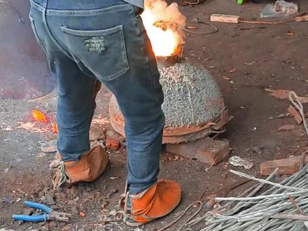 如何使用传统的铜锅模具,也就是半永久性模具,铸造一个铜锅?我们在浇筑土水的时候,一定要注意保护防护自己。铜的温度大约在1000~1100。并不是它的熔点在900多,是指它我们在浇筑的时候温度要稍微高一些。所以这个模具在使用的过程中温度要高很多,一定要做好防护。下乡浇筑这些铜锅的时候,一定要学会使用这些铜锅模具。#铝锅模具 #铜锅模具