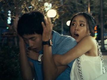 特意做了慢动作,仔细看是美女伸的吧?#海云台 #我的观影报告