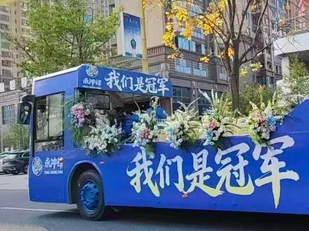 湘超冠军凯旋,花车巡游,欢迎冠军回家!路边等了3个多小时,看到花车来了大家激动的嗓子都喊破了#湘超 #冠军凯旋 #永州队#花车巡游