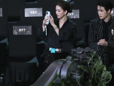 白鹿在#星光大赏内场# 台上领奖的时候赵露思在台下用手机拍📲#星光大赏 #白鹿 #赵露思