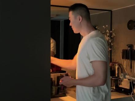 装修没有预留电源,就装这个感应小夜灯,
哪黑就贴哪里,晚上起夜不用摸黑找开关,
真的挺方便的
#感应灯 #智能家居 #小夜灯 #家居生活