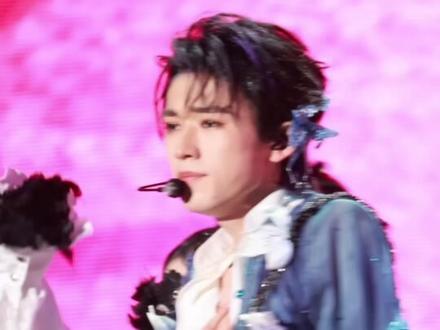 陪我迷上荒谬
#宋亚轩 #特伦斯梦游仙境 #宋亚轩上海演唱会