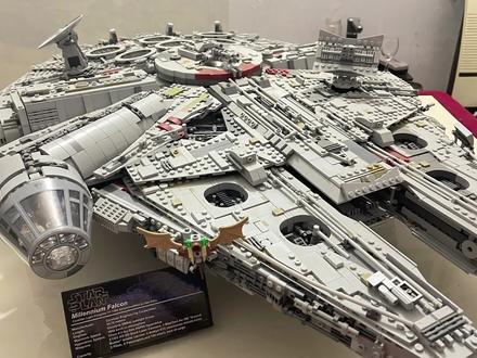 #乐高积木 #千年隼拼装全过程 #千年隼 今天拼星球大战千年隼号飞船,一共8445颗粒。实物非常壮观尺寸(长84厘米,宽56厘米,高21厘米)