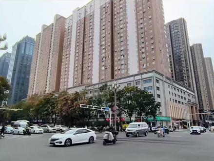 聊聊陈仓园:宝鸡那个“卧虎藏龙”的老牌富人区 #我的城市 #街景随拍 “陈仓园是宝鸡隐形富豪区”这个说法,是对其辉煌历史和特定居民群体的精准概括,带有一定的时代烙印。它描述的是一个“过去完成时”和“现在进行时”交织的状态: 这里依然居住着大量有经济实力、生活安逸的本地居民,享受着顶级的便利生活。它代表的是一种价值观: 不追求表面的浮华,而更看重生活的实质、邻里的素质以及地段的稀缺价值。如果您去陈仓园走走,看到的是略显拥挤但充满生活气息的街道,是楼下下棋打牌的老人,是各种开了几十年的老店。这里的“豪”不在门面上,而在那一扇扇普通的门窗之后,在于居民那份从容和底气。所以,这个称号至今在宝鸡依然非常有市场。#记录生活