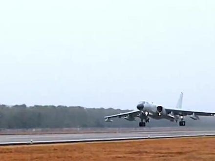 现场画面!菲律宾军演将黄岩岛纳入范围,我军机编队穿越其划设区