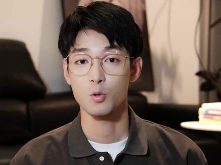 看懂「存储芯片」超级周期背后的投资机会 从SK海力士十年豪赌HBM一招封喉,到三星意外掉队、美光借势逆袭
高带宽存储如何成为AI算力时代的"数字石油"?
黄仁勋低头排队求供货、巨头订单排到2027年,
这场资本暗战远比K线更残酷。
本期视频带你深度复盘存储产业几十年的权与利转移,
看懂涨价、缺货、股价暴涨背后的投资逻辑与格局演变
谁才是这场博弈的真正赢家?中国存储又能否突围破局?
#国产替代 #AI算力 #半导体投资 #资本博弈 #存储芯片