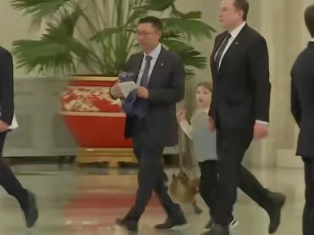 马斯克和黄仁勋为什么争着来咱们这里刷好感?他们这么做的背后,究竟可以解读到什么信号?#马斯克 #黄仁勋 #特斯拉 #英伟达 #商业思维