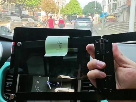 想把平板电脑当车机娱乐屏?又不知道如何固定在车上?可以参考我是怎么做的。既不破坏原车内饰,可左右折叠,上下折叠,还能兼容上折叠和右折叠。你们喜欢哪一种折叠方式?欢迎在评论区讨论。#车载平板支架中控台#折叠车载平板支架#汽车平板中控台支架#翻盖式车载平板支架#平板改汽车中控