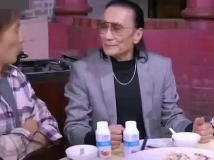90 岁谢贤摘墨镜瞬间:谢霆锋都看呆了,原本他真的老了 #谢霆锋 #谢贤 #谢四哥