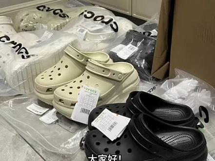 Crocs洞洞鞋测评|鲸鱼、泡芙、云朵三款配色,哪双才是你的夏日必备?👟💕#洞洞鞋出洞 #卡骆驰 #测评测评 #穿搭 #夏季穿搭