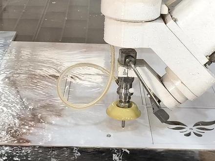 水刀DIY制作立体陶瓷摆件 步骤:1、水刀直切镂空图案;2、水刀斜切四边,形成倒角粘贴面;3、拼接;4、简单上胶、固定。#瓷砖拼花#镂空雕花 #水刀拼花#倒角切割 #石材粘贴