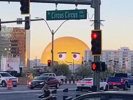 可爱!拉斯维加斯球形地标变身巨型Emoji表情