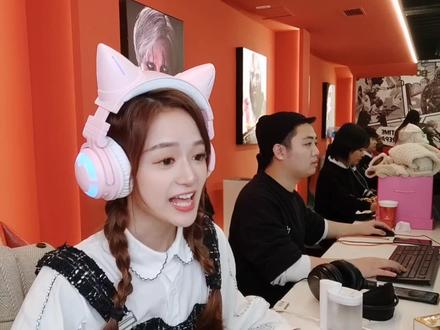 电竞少女上线,突然唱歌看大家是什么反应......