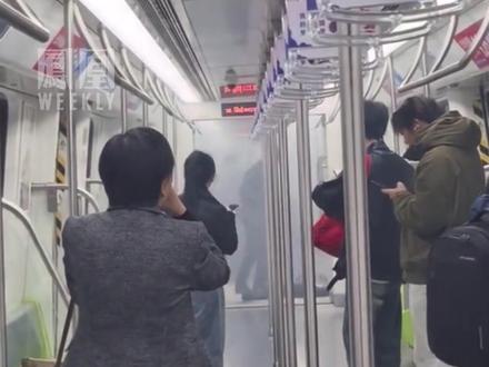 长沙地铁内一女生衣服自燃, 地铁紧急制动 车门未打开,官方:系充电宝自燃,火已扑灭#媒体精选计划