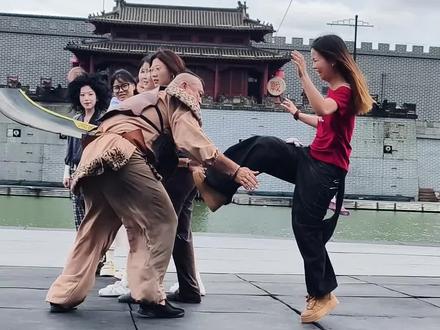 又扛小娘子跑了!#清明上河园金国大将军 #创作灵感 #清明上河园#清明上河园东京保卫战#打卡清明上河园