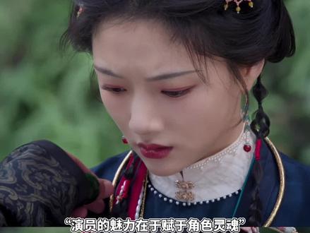 所有人感受什么叫带脑子演戏!
年上的温柔体贴被一个扶项圈的动作体现的淋漓尽致,而且配合台词一起也完全不会破坏人设;
名场面“爱让上位者屈膝”更是妙绝,
“坐着”是三爷身份地位和权势的象征,“屈膝半蹲”则是陈彦允的“个人偏爱”,
尤其是在朝儿姐被吓到失了魂瘫坐在地上后,
这个走近蹲下的动作就更好品了:
“别害怕,三爷是靠谱的”…
这个此沙竟然连后期画面呈现的效果都想到了:
“戏有(男女主)这个层次搭着是好看的”
#此沙 #任敏 #良陈美锦 #欢迎入橘 #良陈美锦的很多名场面是此沙加的 @DOU+上热门