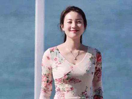 决战击败黎千兆,看似圆满却留噬魂针隐患 ym #绝世兵王在校园 #麦芽短剧 #因为一个片段看了整部剧 #百亿剧好看计划 #热门短剧 江芷若是南城大学的校花,也是沈氏科技董事长沈傲君的女儿。因母亲研发的可控核聚变技术引发多方势力觊觎,沈傲君为保护女儿,聘请了身手不凡的雇佣兵林枭担任其贴身保镖。
起初,江芷若对林枭充满抵触,甚至设计刁难。但在经历张猛纠缠、澡堂误会、网球课冲突等一系列事件后,她逐渐见识到林枭的强大实力和可靠品格。当江芷若遭遇黎娜背叛、顾言泽逼婚等危机时,林枭始终守护在她身边,不仅化解了多次暗杀危机,还在校际联谊会上当众挫败顾言泽的求婚。
随着剧情发展,江芷若发现林枭接近她的背后还隐藏着更深层的原因——他的父母被黎千兆所害,而江芷若的身世正是他复仇的关键线索。在最终的决战中,林枭击败黎千兆,救出被绑架的江芷若母女,保住了核聚变技术。
然而,在看似圆满的结局背后,江芷若后颈残留的噬魂针之毒仍在悄然扩散,黎娜的复仇阴影也未曾消散。这段由保护开始的关系,还将面临新的考验。