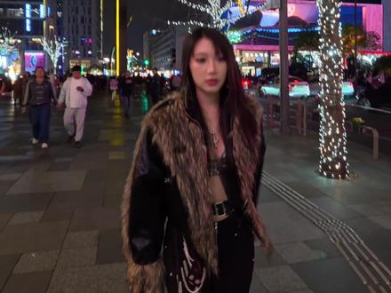 成都街拍:拍到吉赛尔(samantha版) 穿搭很帅,最后一张最好看可别错过啦~
#智云M60Ultra #智云 #成都街拍#武孔不入街拍#吉赛尔