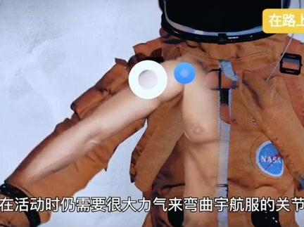 宇航服 宇航服是保护宇航员在太空不受低温,射线等的侵害并提供人类生存所需的氧气的保护服。美国的宇航服价值大约在100万美元。宇航服一般分两种:舱内宇航服和舱外宇航服。舱内宇航服 舱内宇航服是宇航员在载人航天器座舱内使用的,一般是在发射时和返回地球时穿用,一旦座舱发生气体泄漏和气压突然变低时,舱内宇航服迅速充气,起保护宇航员的作用。舱外宇航服 舱外宇航服是宇航员出航活动,进行太空漫步时使用。舱外宇航服的结构非常复杂,它具有加压、充气、防御宇航射线和微陨星袭击的作用,它里面有有通信系统、还有生命保障系统。